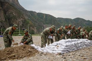 贾德松躺在开往青岛的大巴车过道，通过便携仪器快速缓解疲劳